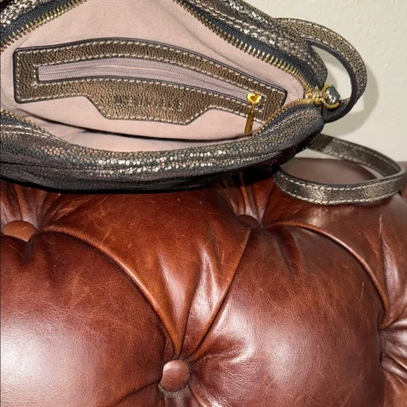 Chic Metallic Crossbody Bag - Picture 4 of 8